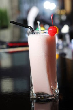 Çilekli milkshake, vişneli barın önünde duruyor.