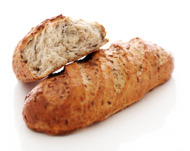 Beyaz zemin üzerinde tahıllı ev yapımı çıtır ekmek.