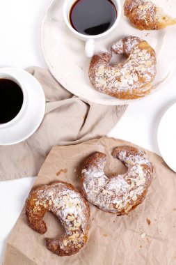 Yiyecekler. Ay çöreği masada.