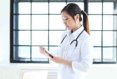 İlaçlar. İş yerinde sevimli bir doktor