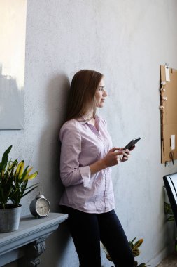 İş, iş. Ofisteki kız.