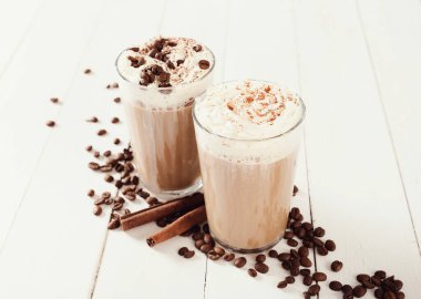 İçelim. Masada kahve frappe 'ı var.