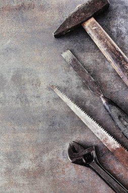 Masanın üzerinde çeşitli DIY araçları