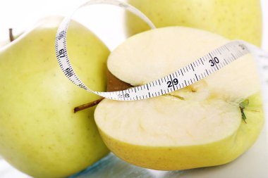 Yeşil elmaları mezura ile kapat