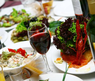 Masada taze ve lezzetli yemekler var.