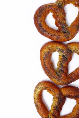 Yemek, yemek. Beyaz arka planda lezzetli krakerler.