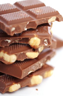 Beyaz arka planda fındıklı sütlü çikolata parçaları