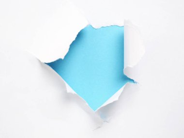 Kavram. Mavi arkaplanı olan yırtık kağıt
