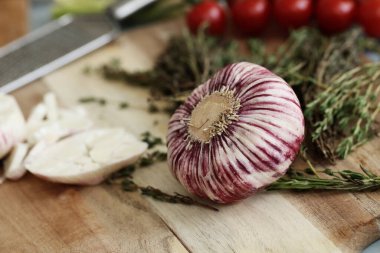 Yiyecekler. Masada sarımsak