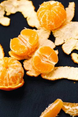 Siyah arka planda nefis bir mandalina.