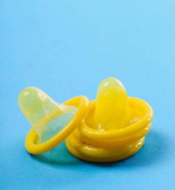 Masada sarı prezervatifler var.