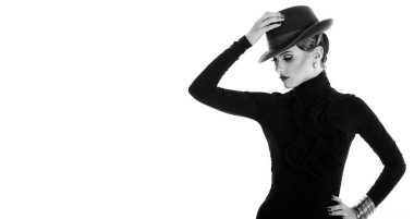 genç ve güzel bir kadın beyaz arka plan üzerinde şapkalı