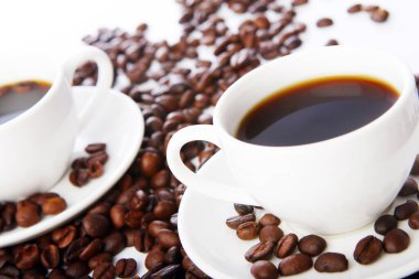 Genç ve güzel bir kadın parkta bankta oturuyor.