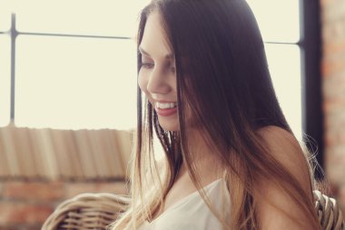 Yaşam tarzı. Evdeki güzel kadın.