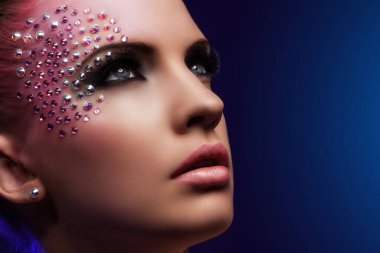 fantastik makyaj mavi zemin üzerine ile güzel bir kadın