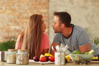 Aşçılık, aşkım. Mutfakta sevimli bir çift var.
