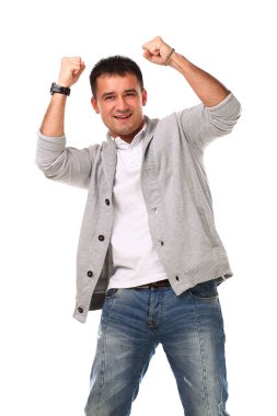 Beyaz arka planda izole edilmiş genç yakışıklı adamın stüdyo portresi.