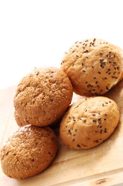 Farklı tohumlarla taze çörekleri kapatıyoruz.