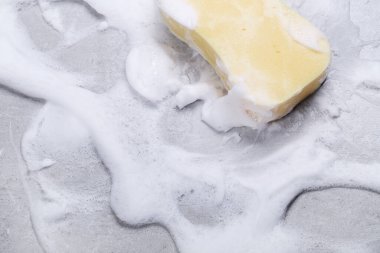 Köpüklü sarı sünger.