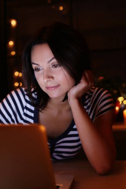 - Harika. Geceleri bilgisayar başında bir kadın.