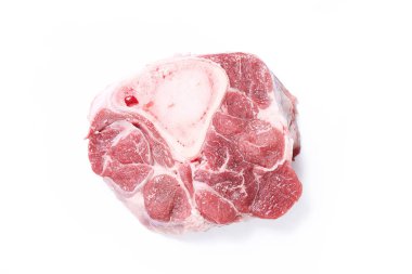 Beyaz arka planda çiğ et