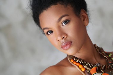 Güzellik. Kolyesi olan güzel bir kadın.