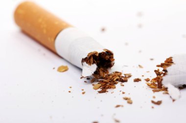 Sigarayı beyaz arka planda kapat