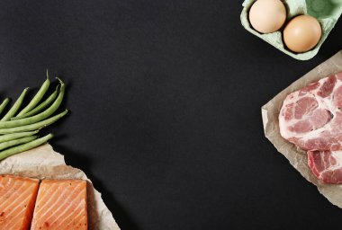 Diyet olsun. Sağlıklı, masada sağlıklı yiyecekler var.