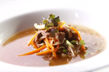 Taze gurme çorbası, et ve yeşil.