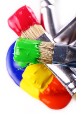 Renkli boya ve fırçaları kapat