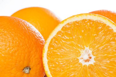 Bazıları dilimlenmiş ve tüm portakallar beyaz bir arkaplan üzerinde bir arada.