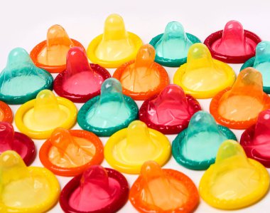 Beyaz arka planda renkli prezervatifler