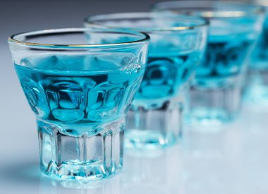 Yetişkinler içki içip eğlenmek için gece kulüplerine giderler.