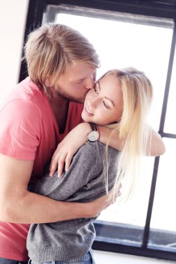 Aşk, ilişki. Evdeki güzel çift