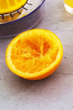 Lezzetli portakal suyu masada.