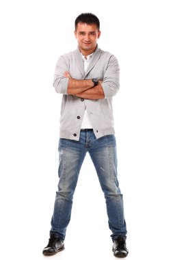 Beyaz arka planda izole edilmiş genç yakışıklı adamın stüdyo portresi.