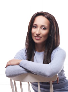 Beyaz arka planda bir kadın