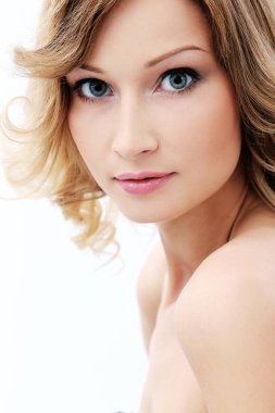 Mükemmel ciltli ve güzel yüzlü tatlı bir kız.