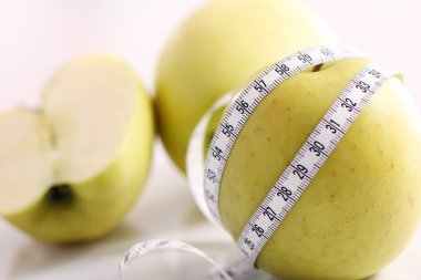 Yeşil elmaları mezura ile kapat