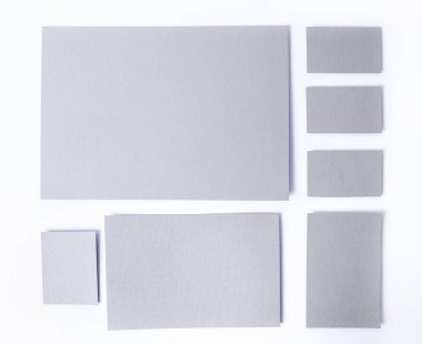 Beyaz arkaplanda kağıt kartları