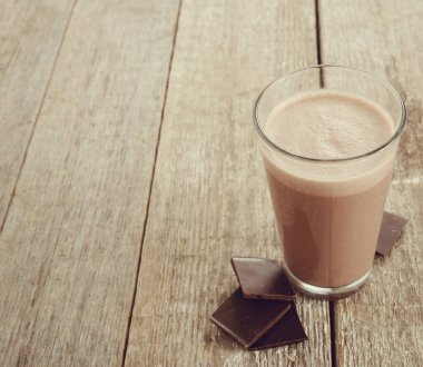 Tahta masada nefis bir milkshake.