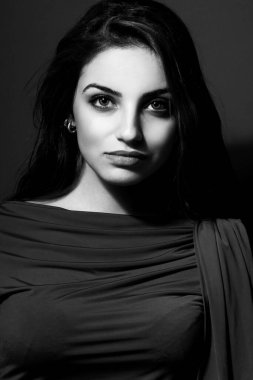 uzun saçlı esmer genç ve güzel bir portresi