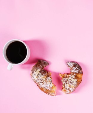 Yiyecekler. Ay çöreği masada.