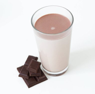 Masanın üzerine çikolatalı süt