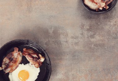 Kahvaltıda. Jambonlu sahanda yumurta.