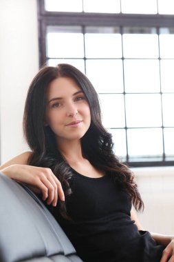 Güzel esmer kadın evde poz