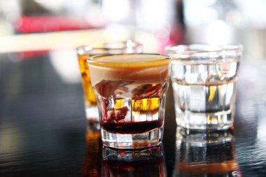 Barda, cam bir masanın üzerinde çeşitli pozlar. 