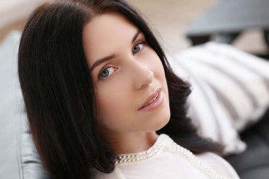 Güzel esmer kadın evde poz