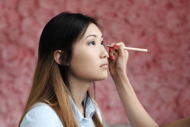 Güzellik, cilt bakımı. Makyaj yaparken güzel bir kadın.