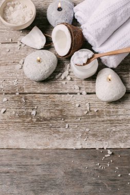 Spa mı? Masada doğal hindistan cevizi yağı var.